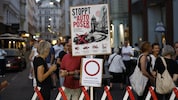 Die Tuchlauben wurde Samstagabend wieder von den Anrainern mittels Demo gesperrt.