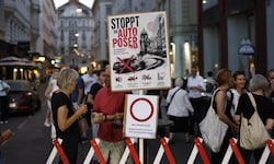 Die Tuchlauben wurde Samstagabend wieder von den Anrainern mittels Demo gesperrt.
