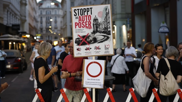 Die Tuchlauben wurde Samstagabend wieder von den Anrainern mittels Demo gesperrt.