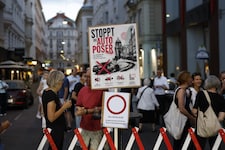 Die Tuchlauben wurde Samstagabend wieder von den Anrainern mittels Demo gesperrt.