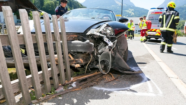 Warum der Porsche-Fahrer die Kontrolle über sein Auto verlor, ist nicht bekannt.