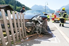Warum der Porsche-Fahrer die Kontrolle über sein Auto verlor, ist nicht bekannt.