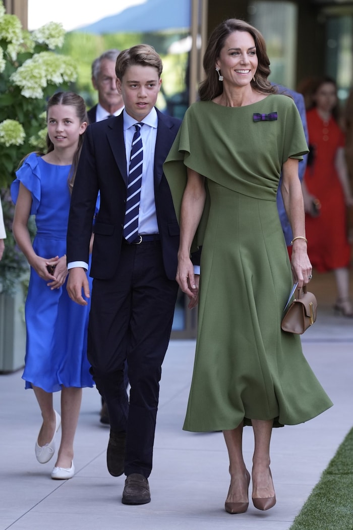 Prinzessin Kate trug passend zum Rasen des Center Court in Wimbledon ein grünes Kleid mit ...