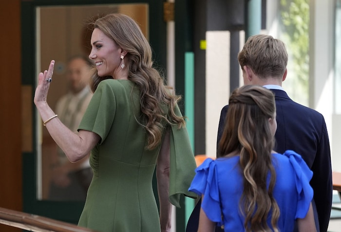 Prinzessin Kate grüßte bei der Ankunft die Wimbledon-Besucher.