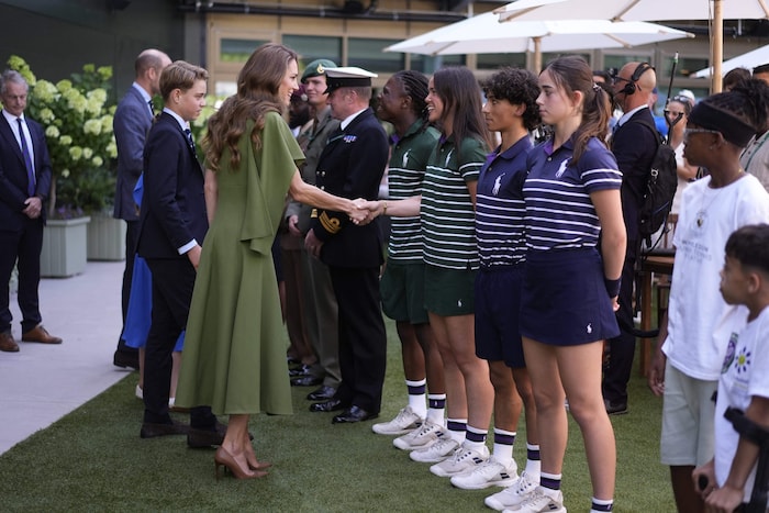 Vor dem Finale der Herren nahmen sich Kate, William und die Kinder auch Zeit für die Balljungen ...
