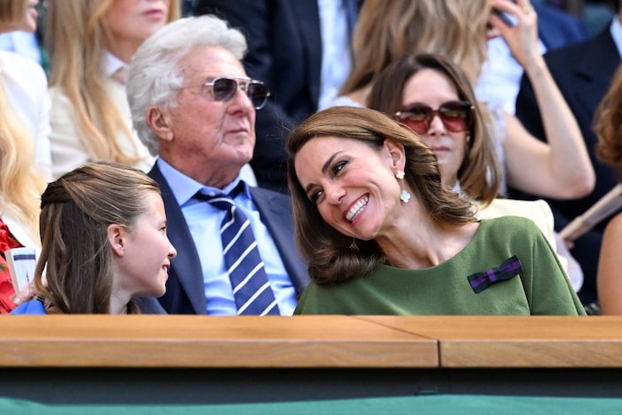 In der Royal Box hatten Kate und Charlotte eine Mordshetz. In der Reihe hinter den Royals saß ...