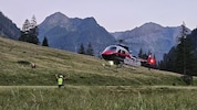 Der Polizeihubschrauber unterstützt die Bergrettung.