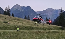 Der Polizeihubschrauber unterstützt die Bergrettung.