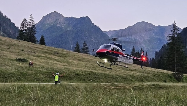 Der Polizeihubschrauber unterstützt die Bergrettung.