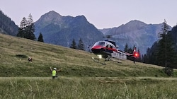 Der Polizeihubschrauber unterstützt die Bergrettung.