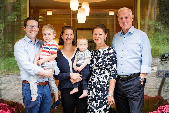 Familienbetrieb: Auch Sohn Gernot Wagner (li.) mit seiner Familie hilft im Hotel mit.