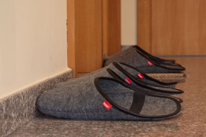 Vor jedem Zimmer stehen Hausschuhe, denn mit Straßenschuhen darf keines betreten werden.
