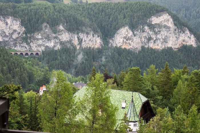 Blick vom Hotl aus ins Grüne und auf ein Viadukt der Semmeringbahn.