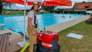 Für den Löscheinsatz am Sonntag bediente sich die Feuerwehr beim Schwimmbad in Anthering. 