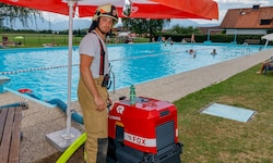 Für den Löscheinsatz am Sonntag bediente sich die Feuerwehr beim Schwimmbad in Anthering. 