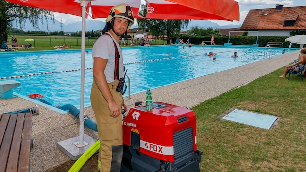 Für den Löscheinsatz am Sonntag bediente sich die Feuerwehr beim Schwimmbad in Anthering.