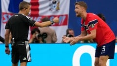 Schiedsrichter Turpin hatte im Viertelfinale zwischen Norwegen und England schwierige ...