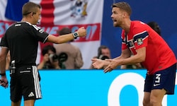 Schiedsrichter Turpin hatte im Viertelfinale zwischen Norwegen und England schwierige ...
