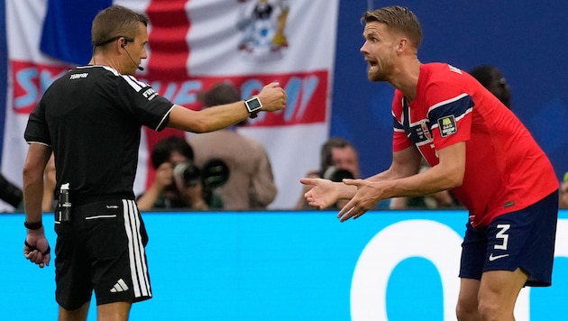 Schiedsrichter Turpin hatte im Viertelfinale zwischen Norwegen und England schwierige ...