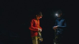 Eine gute Stirnlampe gehört auch im Sommer in jeden Rucksack – egal ob beim Klettern oder ...