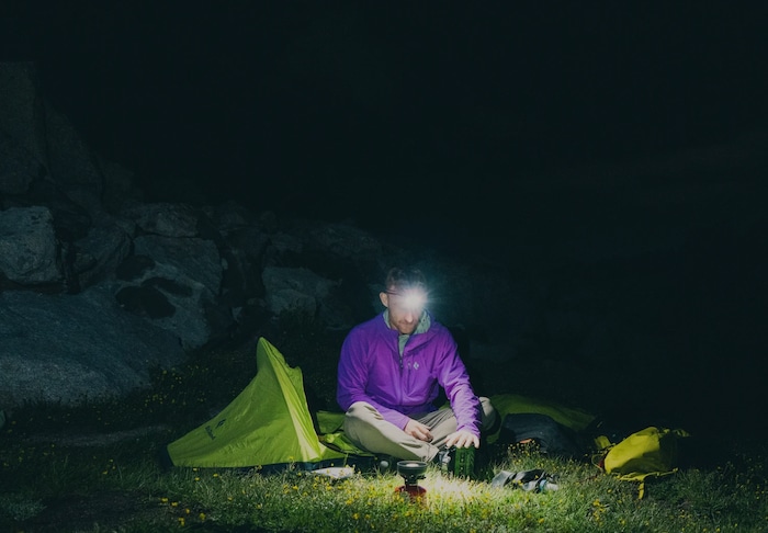 Auch beim Campen ist eine Stirnlampe essentiell.