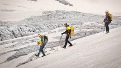Unterwegs im Hufeisenbruch. Jeden Mittwoch ermöglichen die Bergführer es, die Pasterze einmal ...