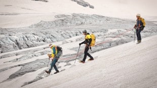 Unterwegs im Hufeisenbruch. Jeden Mittwoch ermöglichen die Bergführer es, die Pasterze einmal ...