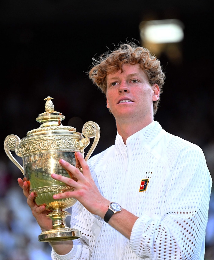 Jannik Sinner with the winner’s trophy.