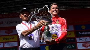 Peter Stankovic überreichte Gregor Mühlberger die Trophäe für den Gesamtsieg bei der Tour of ...