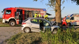 Der Wagen war frontal auf den Baum gekracht.