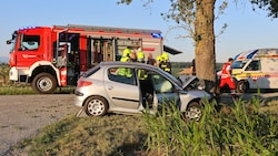 Der Wagen war frontal auf den Baum gekracht.