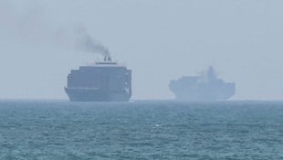 Frachter ankern vor Khor Fakkan, nahe der Straße von Hormuz.