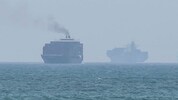 Frachter ankern vor Khor Fakkan, nahe der Straße von Hormuz.