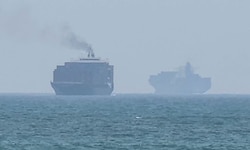 Frachter ankern vor Khor Fakkan, nahe der Straße von Hormuz.