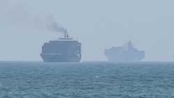 Frachter ankern vor Khor Fakkan, nahe der Straße von Hormuz.