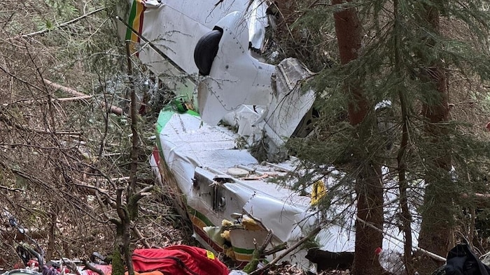 Das Flugzeugwrack wurde mittlerweile geborgen.