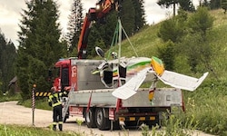 Die Wrackteile wurden mittlerweile geborgen und seitens der Polizei sichergestellt.