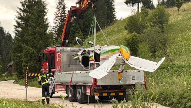 Die Wrackteile wurden mittlerweile geborgen und seitens der Polizei sichergestellt.