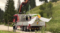 Die Wrackteile wurden mittlerweile geborgen und seitens der Polizei sichergestellt.