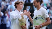 Jannik Sinner (li.) gewann in Wimbledon im Finale gegen Sascha Zverev.