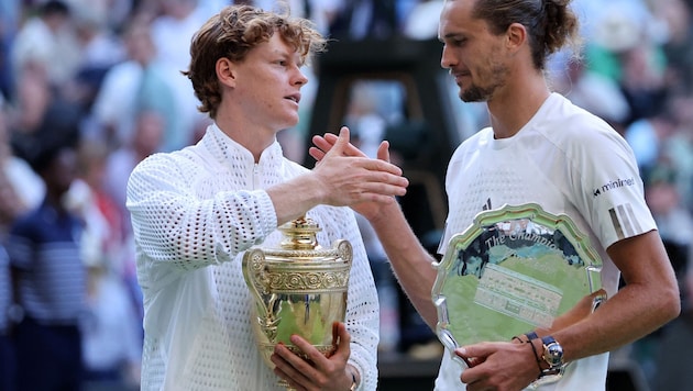 Jannik Sinner (li.) gewann in Wimbledon im Finale gegen Sascha Zverev.