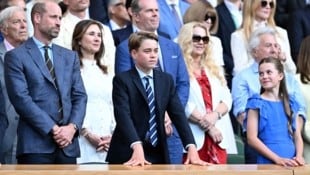Ganz schön cool, der künftige Thronfolger! Diese Pose von Prinz George geht im Netz gerade ...
