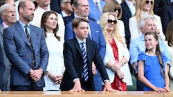 Ganz schön cool, der künftige Thronfolger! Diese Pose von Prinz George geht im Netz gerade ...