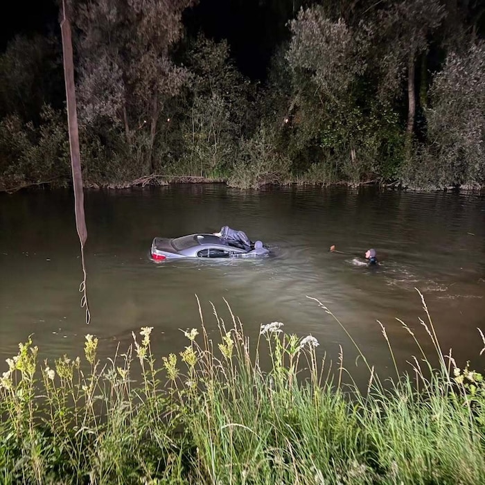 Feuerwehrtaucher mussten das Auto sichern.
