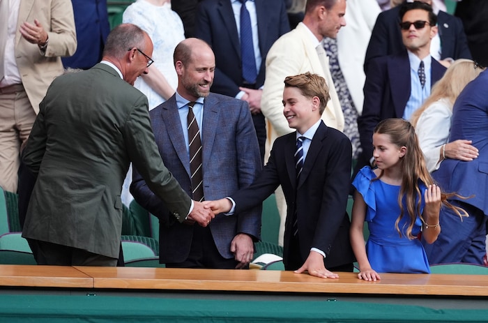 Auch Hände schütteln hat Prinz George schon ganz staatsmännisch drauf.