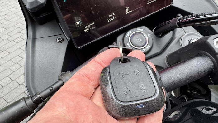 So ist Keyless Ride sinnlos: Man muss zum Entsperren auf den Schlüssel drücken.