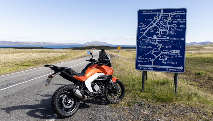 Der Wegweiser steht sinnbildlich für das Menü am Display der Norton Atlas: Es ist alles da, aber ...