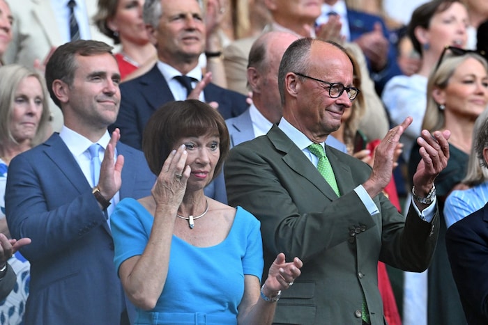 Deutschlands Bundeskanzler Friedeich Merz sah beim Wimbledon-Finale zu.