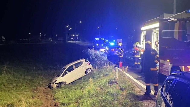 Das Auto landete im Straßengraben.