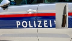 Nachdem die Amtshandlung abgeschlossen war, soll der Mann einen vor der Polizeiinspektion ...